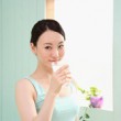 水を飲む女性の画像